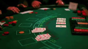 pp8 us ဂိမ်းလော်ဘီ မိုဘိုင်းဖုန်းမှ Slots ကစားနေသောမြင်ကွင်း